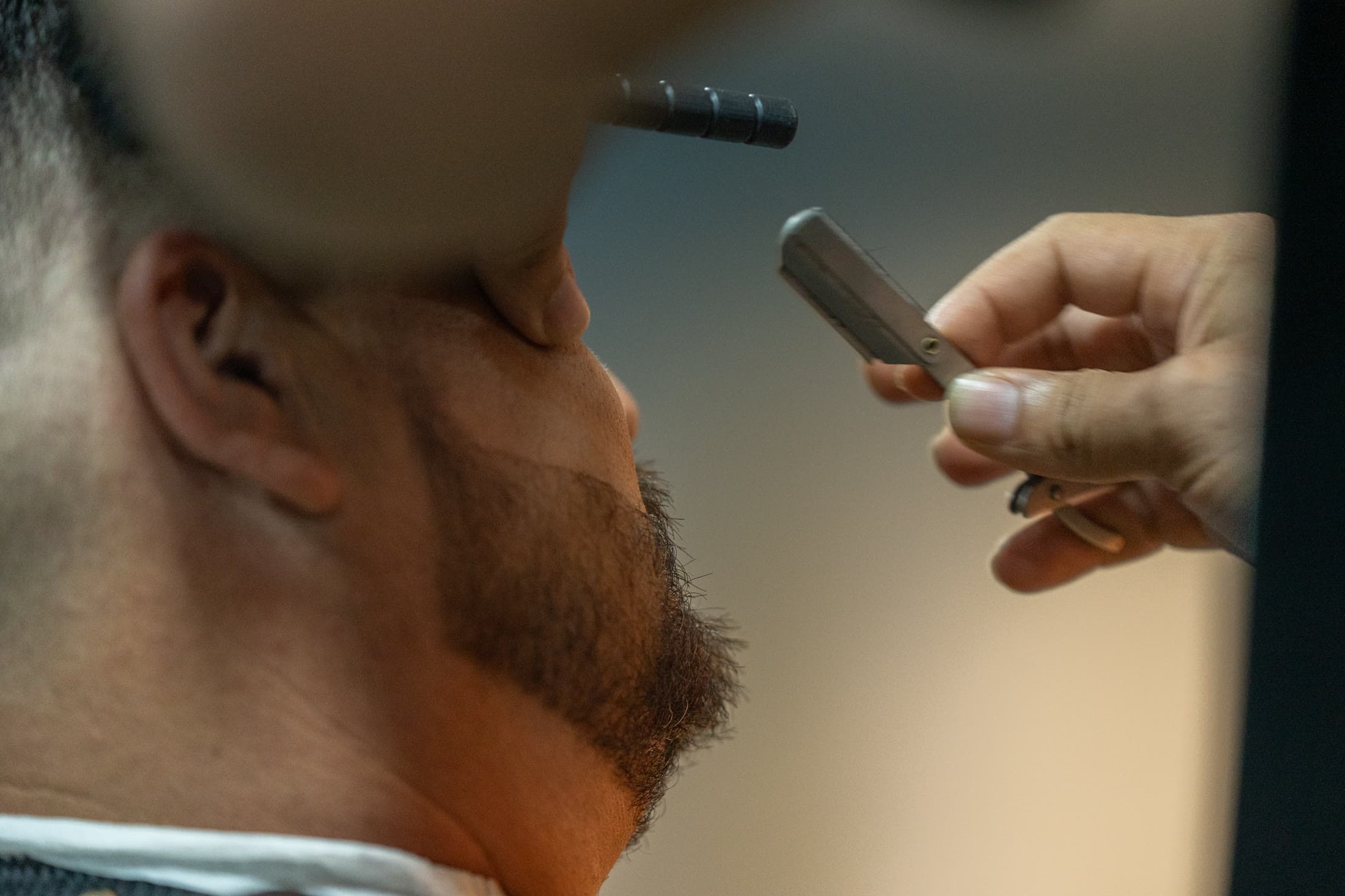 Acabamento da barba com navalha